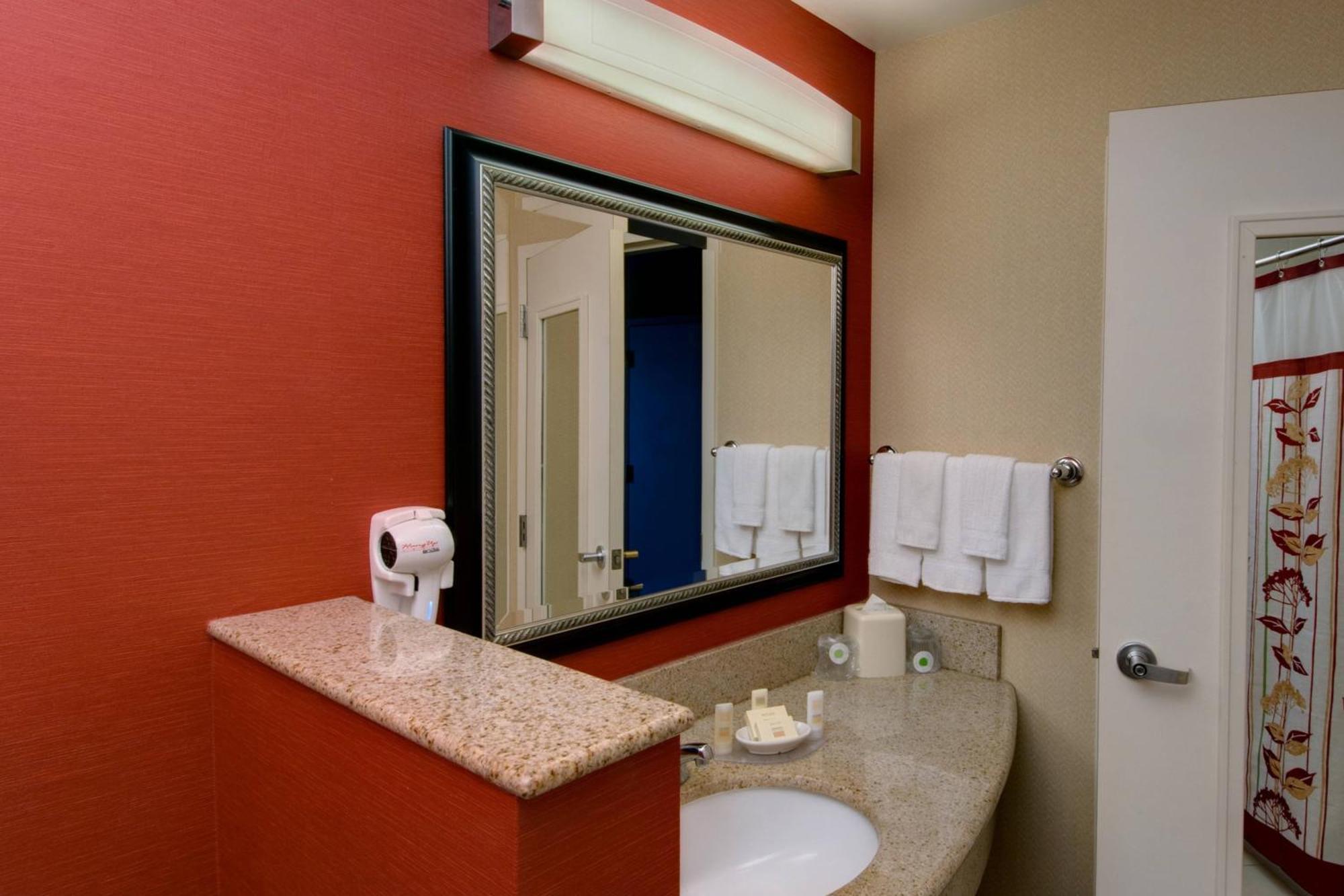 Courtyard By Marriott Madison East Hotel Exterior foto